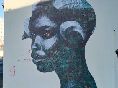Portrait en treillis bleu — Street art de Seb Bouchard à Nantes