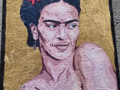 Golden Portrait of Frida Kahlo — Street art in Clermont-Ferrand