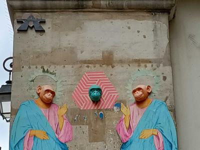 Duo de singes en toge dans le Marais — Street art de Mr Djoul, A2 à Paris