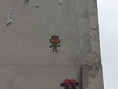 Personnage pixelisé par A2 — Street art de Mr Djoul, A2 à Paris