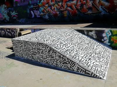 Rampe skate lettrage géométrique — Street art à Nantes