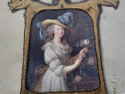 Femme à la rose, cadre orné — Street art de Codex Urbanus à Clermont-Ferrand