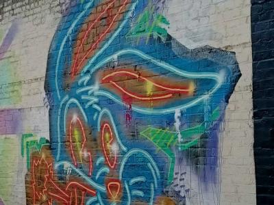 Tête cartoon au néon bleu — Street art de Fat Cap Sprays à London