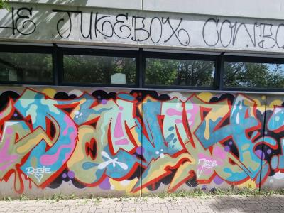 Wildstyle rose bleu jaune — Street art à Strasbourg
