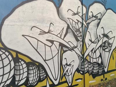 Creatures agressives et globes terrestres — Street art à Rīga