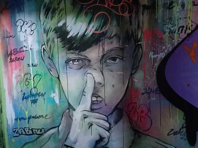 Portrait tagué énergique — Street art de ZABOU à Berlin