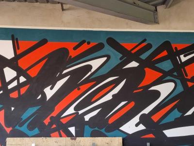 Abstraction dynamique épurée — Street art à Strasbourg