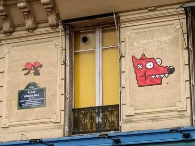 Animal rouge en mosaïque Place Harvey Milk — Street art de A2, Zigom à Paris