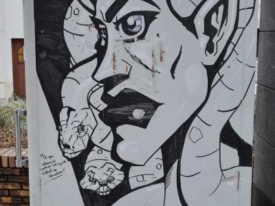 Portrait manga en noir et blanc sur pilier — Street art à Aulnat