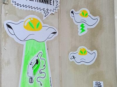 OVNIs criant À bas la tyrannie — Street art à Nantes