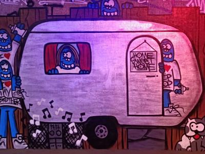 Caravane Home Sweet Home aux personnages bleus — Street art à Paris