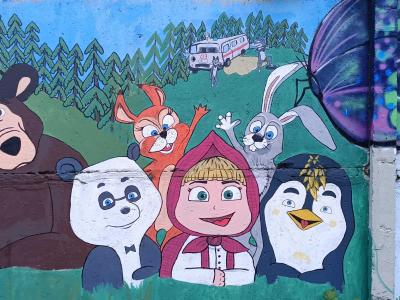 Ours, panda et fillette au fichu rouge — Street art à Berlin