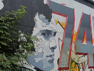 Portrait en noir et blanc au chiffre 74 — Street art à Berlin