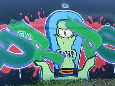 Wild-Style Graffiti with Dancing Alien — Street art in Rīga