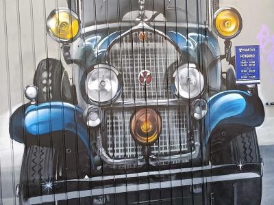 Hyperrealistic Vintage Car on Shutter — Street art in Madrid