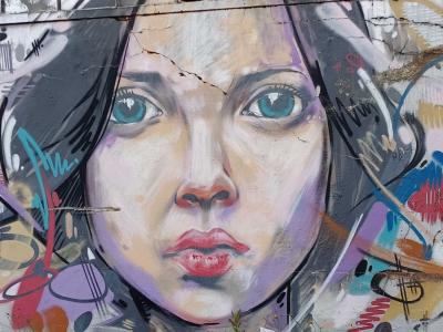 Grand portrait aux yeux bleus par Jef — Street art de Jef à Redon