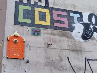 GOST pixelisé — Street art de Invader, A2 à Paris