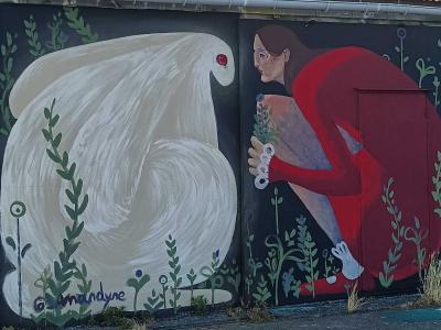 Le cygne et la femme en rouge par Amandyne — Street art de Amandyne à Nantes