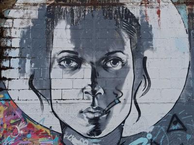 Portrait en médaillon gris par Jef — Street art de Jef à Redon