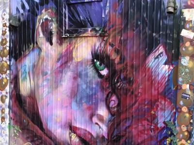 Portrait féminin expressif sur porte rouillée — Street art à Berlin