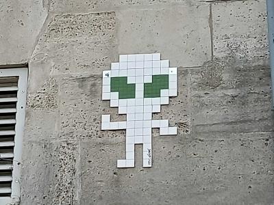 Alien blanc aux yeux verts par Mr Djoul — Street art de Mr Djoul à Paris