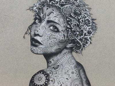 Femme fleurie en noir et blanc par Aydar — Street art de Aydar à Paris