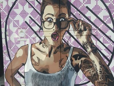 Femme tatouee aux lunettes pop — Street art à Mexico City