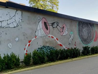 Rochers et spirales sur mur d'enceinte — Street art à Vilnius