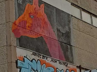 Tête de cheval rouge de Justinas — Street art à Vilnius