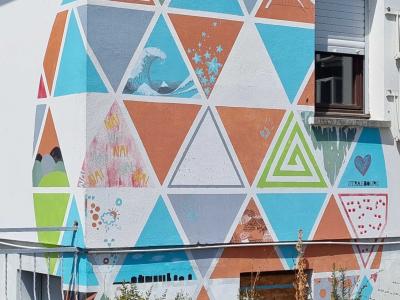 Grande fresque géométrique aux triangles colorés — Street art à Strasbourg
