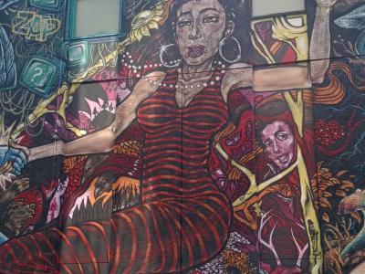La danseuse et les écrans — Street art de Tizer à London