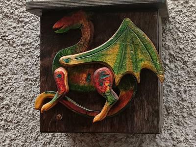 Dragon sculpté sur une boîte aux lettres — Street art à Prague