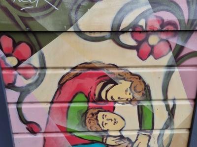 Couple enlacé et fleurs — Street art à Strasbourg