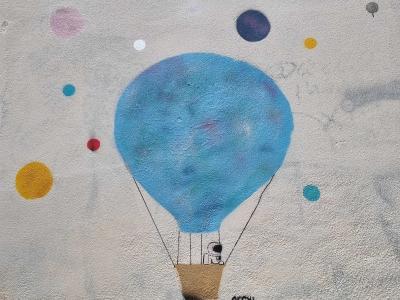 Montgolfière bleue de l'astronaute Cecyl — Street art à Clermont-Ferrand