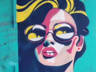 Portrait pop aux lunettes jaunes — Street art à Grenoble