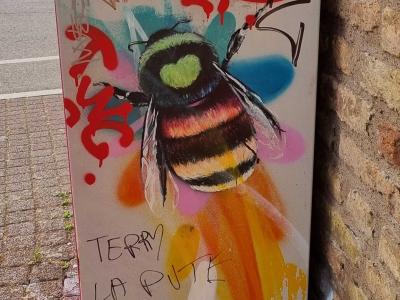 Abeille urbaine — Street art de Dan23 à Strasbourg