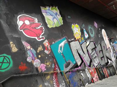 Mur de Stickers et Paste-ups — Street art à Paris