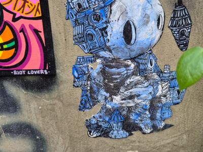 Créature bleue faite de maisons — Street art à Berlin