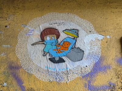 Little Lucy chez le dentiste — Street art de El Bocho à Berlin