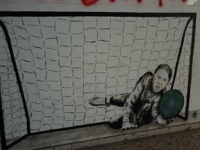 Woman with Ball Black and White — Street art in Berlin