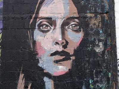 Portrait fragmenté sur fond noir par Jef — Street art de Jef à Redon