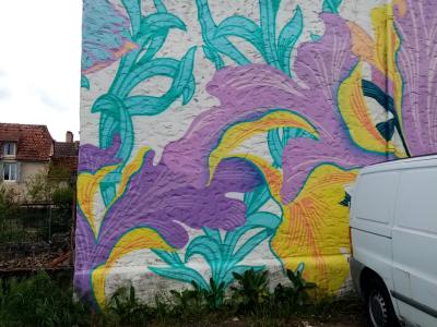 Fresque florale par Metone — Street art à Montignac-Lascaux