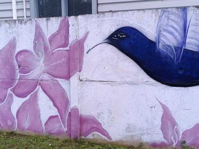 Oiseau bleu parmi les fleurs roses — Street art à Berlin
