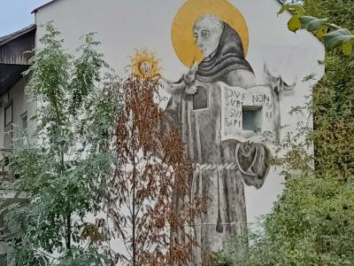 Le moine à l'ostensoir rayonnant — Street art de Povilas Kupčinskis à Vilnius
