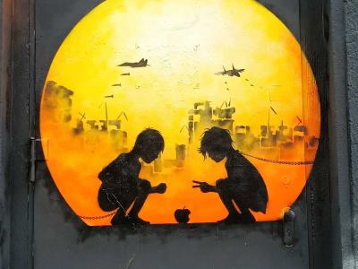 Enfants dans les ruines au coucher de soleil — Street art à Berlin