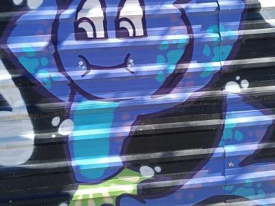 Créature blob bleue et souriante — Street art à Madrid