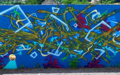 Racines dorées sur fond bleu — Street art à Ucel