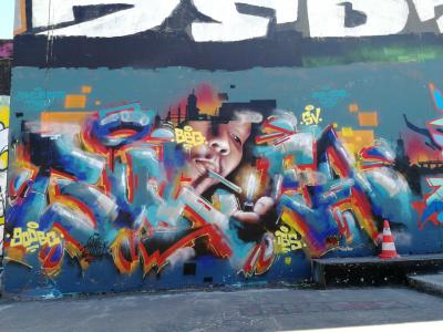 Portrait fumeur entouré lettres — Street art à Nantes