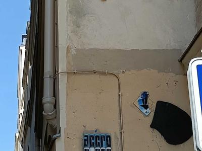 Accro à ton amour / wonderwoman — Street art de Gzup à Paris
