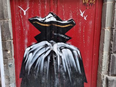 Personnage mystérieux au grand chapeau — Street art à Clermont-Ferrand